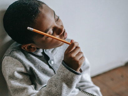 Aluno se esforça em entender a divisão geográfica dos continentes