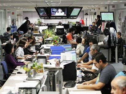 Periodistas trabajando en la redacción de un periódico