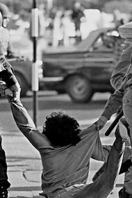 La última dictadura cívico-militar en Argentina (1976-1983) instauró un régimen de terror estatal que combinó represión sistemática, desapariciones forzadas y una reestructuración económica neoliberal