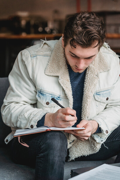 Autor se prepara para explorar a própria história em busca de autoconhecimento