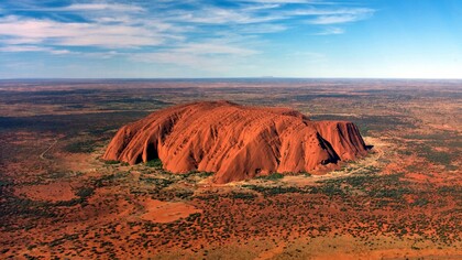 Uluru, noto anche come Ayers Rock, è un monolite di arenaria situato nel cuore del deserto australiano, considerato uno dei simboli più iconici dell'Australia. Monolito Urulu, Territorio del Nord, Australia
