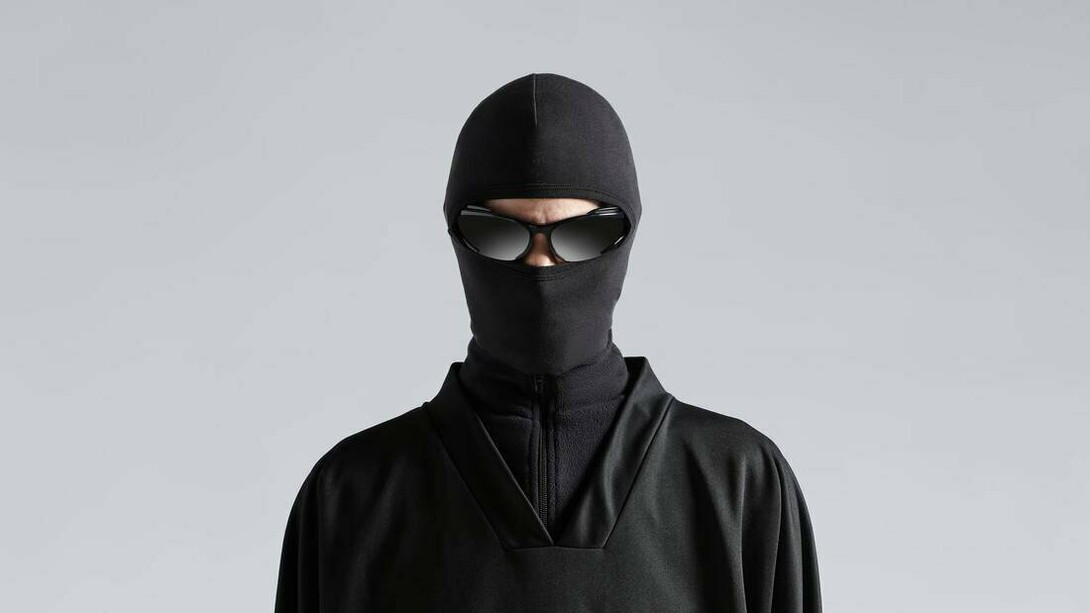 Balaclava di Balenciaga. La distruzione diviene l’atmosfera su cui riflettere attraverso le forme della moda, per le sue origini e per le sue conseguenze estetiche