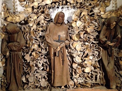 Frati mummificati con indosso il tipico saio