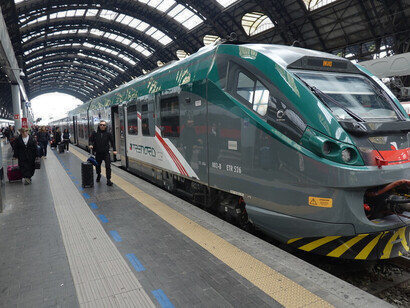 El tren partía a horario y busqué el andén 22, que está un poco apartado. Me subí al tren y delante de mí encontré a un señor de unos 65 años que me interpeló, diciendo que había tenido que correr para llegar al tren. Por su acento supe inmediatamente que vivíamos en la misma ciudad