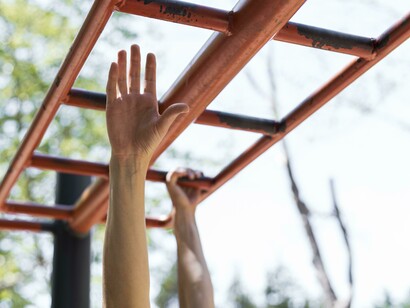 Mani che procedono su sbarre di metallo: "A volte, tuttavia, qualcosa accende la miccia della motivazione e ci sentiamo pronti a cambiare vita: più esercizio fisico, meno divano, più dieta, meno dolci, più libri e meno social media"