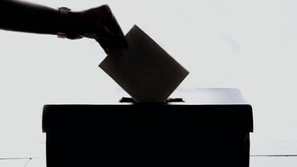 Pessoa coloca voto na urna