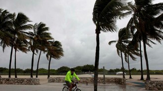 Un ciclista sufre las inclemencias de Matthew paseando por Miami 