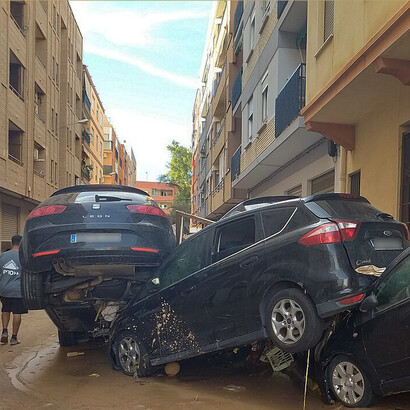 Die Begrenzung der Erderwärmung würde ca. €1 Billion pro Jahr an Investitionen erfordern. Bild: “DANA”-Phänomen in Valencia, Spanien, im November 2024. Unwetterkatrastrophe; Autos aus einer Garage weggespült