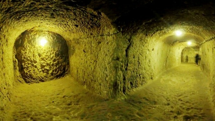 No Vale do Amor da Capadócia, a paisagem esculpida pela actividade vulcânica e pelos ventos que a varrem é formada pelas surpreendentes "chaminés de fadas" entre o rosa e o amarelo, mas, 85m abaixo dessa superfície, dorme actualmente uma enorme cidade subterrânea com capacidade para c. 20.000 habitantes que esteve ativa por milhares de anos quase sem interrupções. Refiro-me à antiga Elengubu (hoje, Derinkuyu), com 18 níveis de túneis, a maior dessas cidades, sucessivamente habitada por frígios, persas, seljúcidas e cristãos, tendo sido abandonada nos anos 1920 pelos gregos capadócios após a derrota na Guerra Greco-Turca de 1919-1922 e “redescoberta” em 1963. Xenofonte de Atenas falou dela na obra Anábase (370 a. C.)