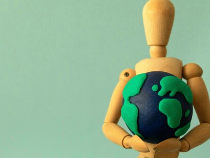 Organizações que desejam operar em escala global precisam entender que impacto sustentável não nasce da intenção, mas do desenho correto de sistemas que alinhem capital, governança, incentivos e execução