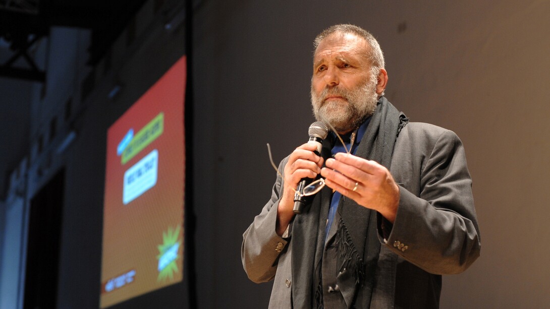 Padre Paolo Dall'Oglio a veDrò 2012. Il 29 luglio 2013 è stato rapito in Siria. Nel giugno 2025 viene diffusa la notizia secondo cui i resti di padre Paolo Dall'Oglio sarebbero stati ritrovati in una fossa comune in Siria. Non ci sono fonti ufficiali