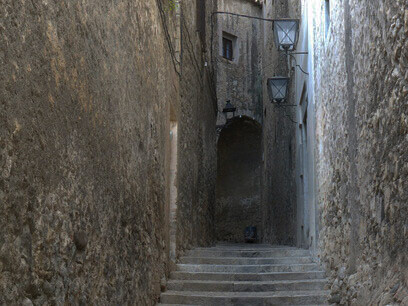 El clero azuzaba a los campesinos para atacar a los judíos y hubo robos y saqueos. La Inquisición actuaba contra la herejía: matanzas y privación de la capacidad de elegir qué ser. Torturados, quemados vivos en hogueras. Adrianus recorrió los muros de la judería. Miró los templos edificados sobre el fundamentalismo. Judería de Gerona, España