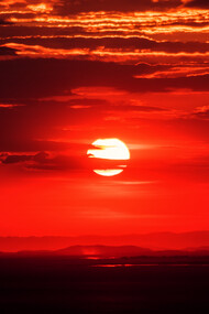 Amanecer teñido de rojo junto al mar