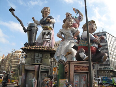 Fallas. Las calles se llenan de ninots. Valencia