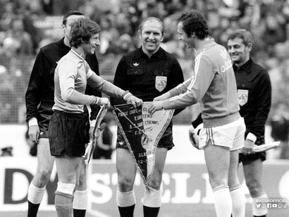Stade de Reims. Meilleur club français des années cinquante, il décide de se concentrer sur cette nouvelle coupe et souhaite y faire bonne figure