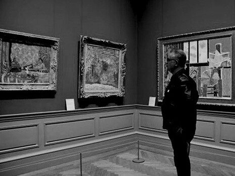 Examinando parte de la colección modernista del Museo Metropolitano de Arte de Nueva York en el 2018