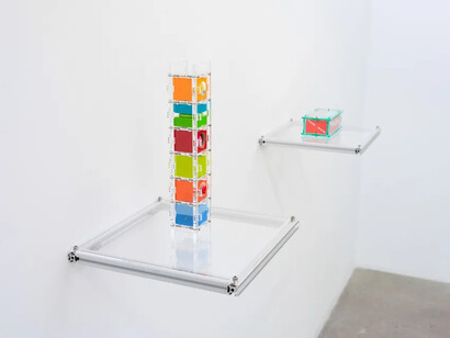 Jamie Lipson, Hard plastic, exhibition view. Courtesy of Blouin Division