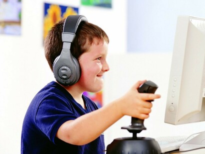 Un niño jugando con un videojuego
