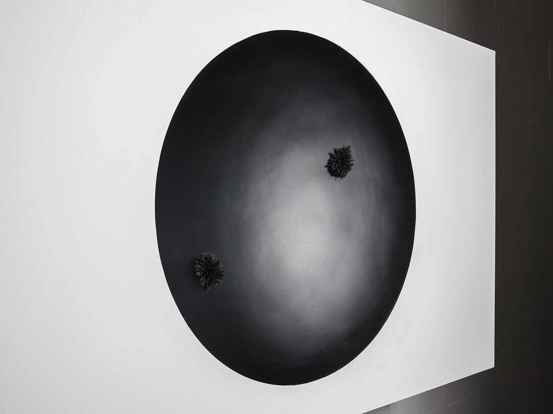 Sungfeel Yun, Looking at The real world from within The real world 23, 2014, Aluminium, Magnets, Motor, Action sensor, Iron powder, 244 x 41 x 90 cm