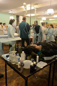 Medici volontari prestano assistenza ai feriti in un ospedale di fortuna. Scontri a Kiev, Ucraina. Eventi del 18 febbraio 2014