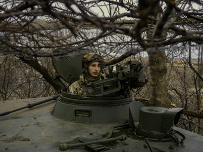 Un militar ucraniano dentro de un obús autopropulsado 2S3 Akatsiya cerca de la ciudad de Bakhmut, Ucrania, en primera línea