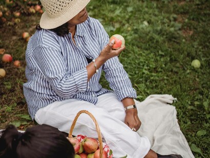 A woman eating fruits in order to stay healthy