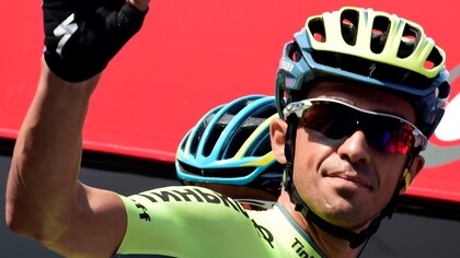 Alberto Contador saludando a sus seguidores