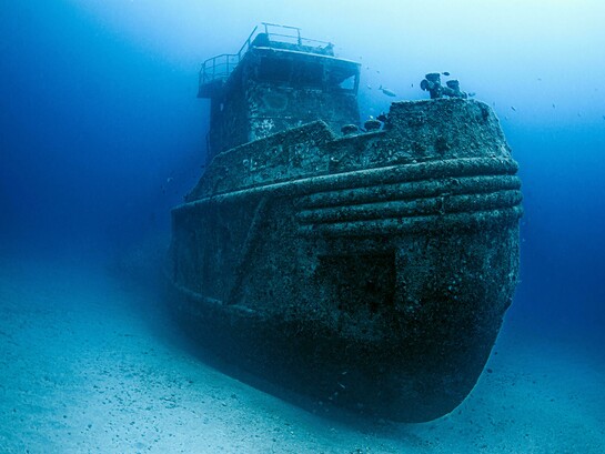 Navio naufragado. Ao longo dos séculos, o naufrágio alimentou lendas e investigações arqueológicas, com achados que incluem fragmentos do navio, canhões, cerâmica e armamento, atualmente exposto num museu. Mas o que realmente aconteceu ao São Nicolau? Que vestígios ainda permanecem no fundo do mar? Poderá ainda haver um tesouro perdido?