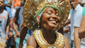 Criança baiana aproveita o carnaval de rua em Salvador. O Guinness World Records consagrou o Carnaval de Salvador como o maior carnaval de rua com trio elétrico do mundo
