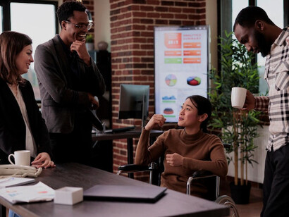 A team engages in a virtual brainstorming session, showcasing how AI-enabled platforms like Asana and Trello help organise ideas and prioritise tasks in remote environments