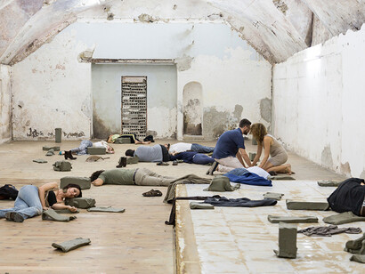Virginia Zanetti, Studio quarto per l'estasi nel paesaggio/ Poggiare i piedi dentro l'anima, performance, Dino Morra arte contemporanea, Napoli, 2015, ph Danilo Donzelli