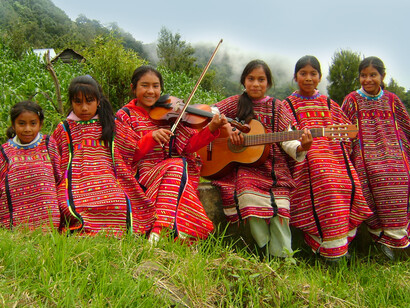 Niñas del pueblo triqui en el noroeste de Oaxaca, Méxica