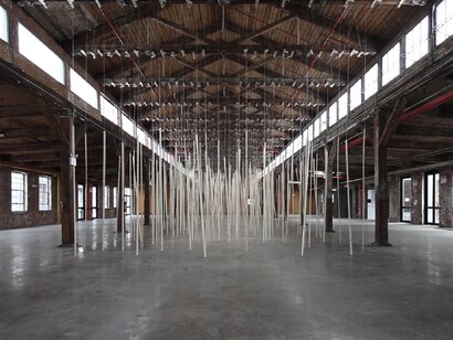 Installazione dell'artista svizzero Zimoun per il Knockdown Center di New York City