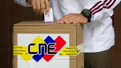 Un votante venezolano deposita su papeleta en la urna