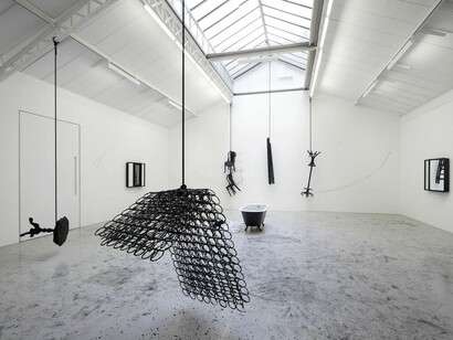Vue après la performance de l’exposition / View post-performance of the exhibition«Force of Circumstance», kamel mennour, (6 rue du Pont de Lodi), Paris, 2017©Robin Rhode Photo. JulieJoubert & archives kamel mennour. Courtesy the artist and kamelmennour, Paris/London