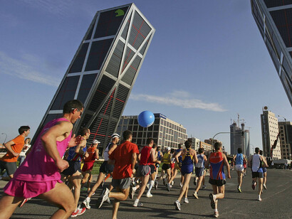 Maratón de Madrid. La carrera atraviesa la Plaza de Castilla