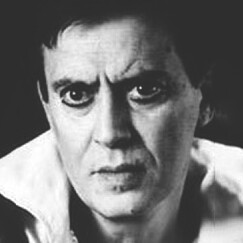 L’Asia di Marlowe-Carmelo è un eco, un risuonare puro in grandi spazi d’aria in un processo di progressiva desertificazione