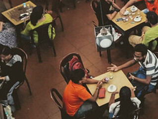 La manera en que los individuos manejan sus restos de comida refleja sus actitudes hacia las normas sociales