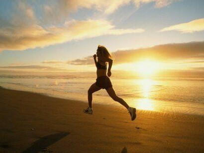 Mujer corriendo en la playa