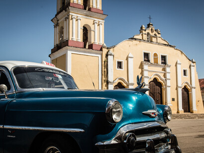 Una macchina d'epoca davanti alla Cattedrale di Remedios
