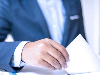 Persona emitiendo su voto