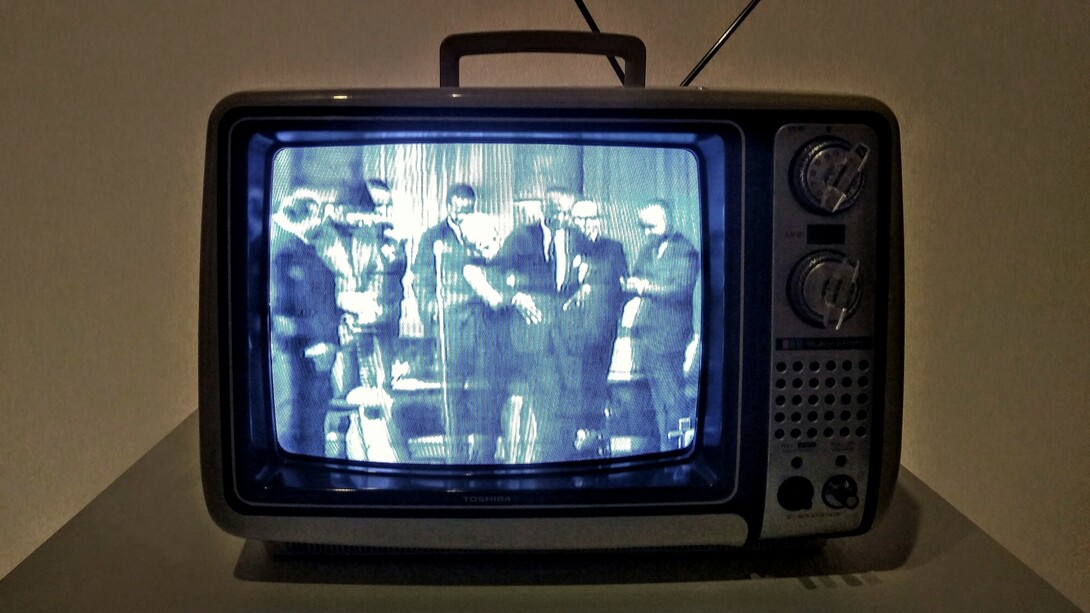 Medios audiovisuales continúan dando voz a representantes políticos, uniendo propaganda y entretenimiento