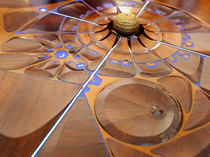 Al centro della città è stato eretto il Matrimandir, una struttura sferica, luogo di meditazione e cuore della città