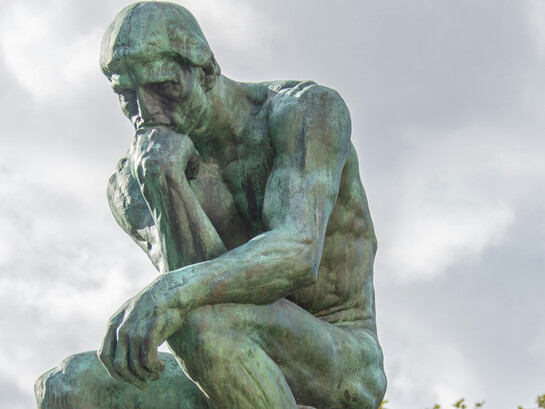 La réflexion intemporelle : hommage au pouvoir du langage et à la pensée critique incarnée par les philosophes analytiques