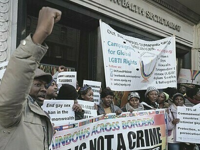 Rassemblement à Londres devant le siège du Secrétariat du Commonwealth pour demander qu'une plus grande égalité pour les personnes LGBT soit inscrite à l'ordre du jour du sommet de novembre, Angleterre