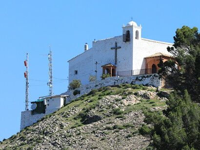 El santuario, construido para albergar la imagen, fue testigo de la creciente devoción hacia la Virgen y de cómo, con el paso de los siglos, las peregrinaciones se hicieron más frecuentes y organizadas. Sierra de Andujar, Andalucía, España