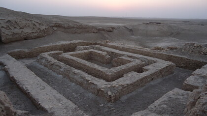 Primero: la ciudad de Uruk —hoy conocida como Warka— tiene una larga historia. De acuerdo con los arqueólogos, Uruk fue la primera ciudad de la historia de la humanidad, fundada en el año 4000 a. C., Mesopotamia.  Segundo: también es Uruk, cuna de la escritura, alrededor del año 3200 a. C. Al crear el primer sistema de escritura, los habitantes de Uruk revolucionaron la capacidad de la humanidad para intercambiar información, Irak