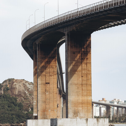 Com setenta metros de altura, a Ponte Deputado Darcy Castello de Mendonça liga as cidades de Vitória e Vila Velha no Espírito Santo, Brasil