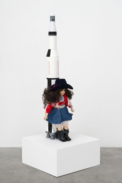 Isabelle Frances McGuire,
Paranoia Sublime in the Wild Wild West, 2023.
PLA plastic, porcelain doll, twine,
33 x 10 x 8 in (83.82 x 25.4 x 20.32 cm). Courtesy of the artist and Bel Ami Gallery