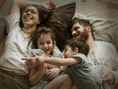 Pais e casal de filhos. Hoje, embora as punições corporais estejam fora de cena, muitos pais ainda negligenciam o poder do diálogo. A simples ausência do castigo não significa que o ato educativo se realizará automaticamente. É fundamental que os responsáveis conversem, expliquem as razões dos limites, orientem sobre comportamentos esperados e, principalmente, ensinem o valor do respeito — tanto pelos mais velhos quanto pelos colegas e professores